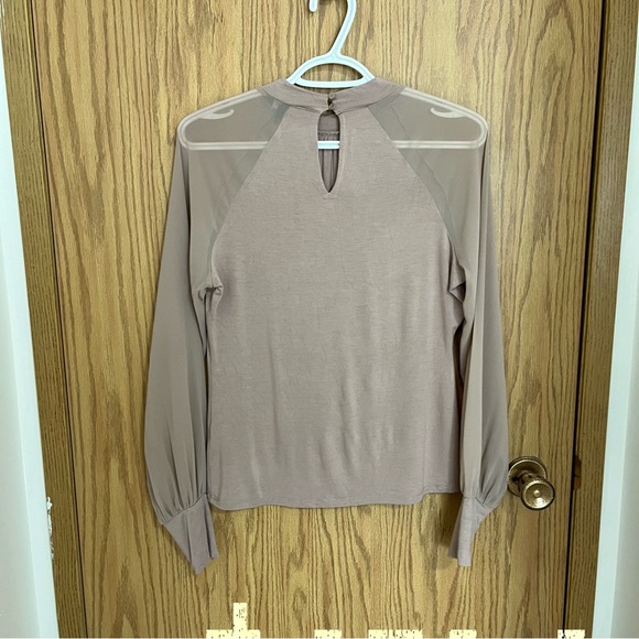 Sheer sleeve shirt - Picture 2 of 3